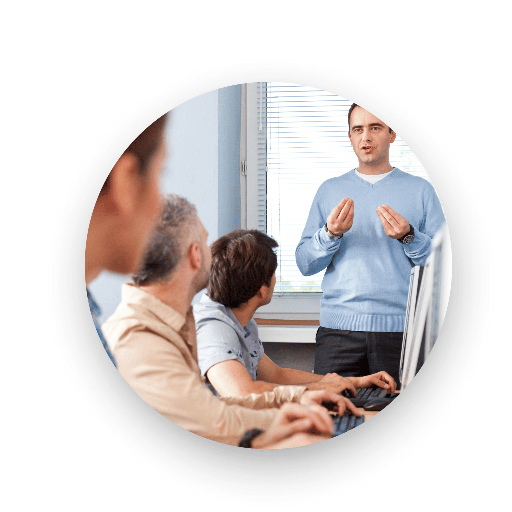 colaboradore en capacitacion Se observa equipo de trabajo en cursos de capacitación